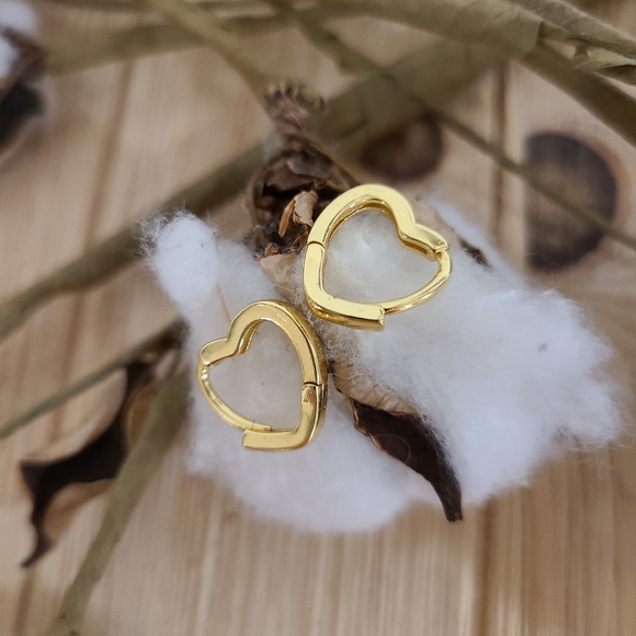 💛💛NEW💛💛SO CUTE!! Heart Huggie Hoop Earrings in GOLD Plating 💛💛 - Picture 16 of 16